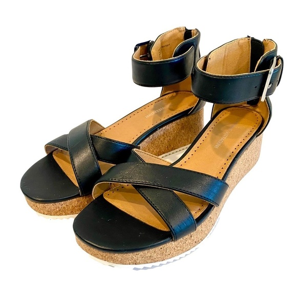 LIKE NEW — Adrienne Vittadini Cortz Wedge Platform Sandals T-strap Ankle Sz 7.5 - Picture 2 of 13